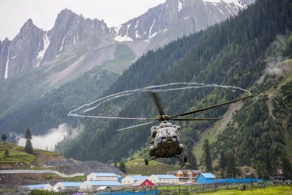 Helicóptero atua no resgate de vítimas na Caxemira indiana