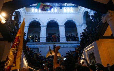 Manifestantes se reúnem no interior do Palácio Presidencial do Sri Lanka para exigir renúncia do presidente, Gotabaya Rajapaksa, em 09 de julho de 2022, em Colombo, Sri Lanka