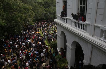 Manifestantes no jardim do Palácio Presidencial do Sri Lanka para exigir renúncia do presidente, Gotabaya Rajapaksa, em 09 de julho de 2022, em Colombo, Sri Lanka
