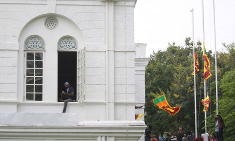 Manifestantes invadem Palácio Presidencial do Sri Lanka para exigir renúncia do presidente, Gotabaya Rajapaksa, em 09 de julho de 2022, em Colombo, Sri Lanka