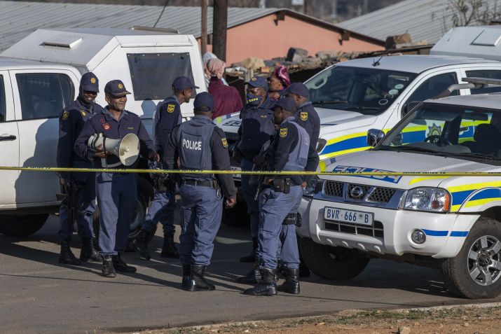 Autoridades de segurança inspecionam local de ataque a tiro em Soweto, na África do Sul. / Anadolu Agency via Getty Images
