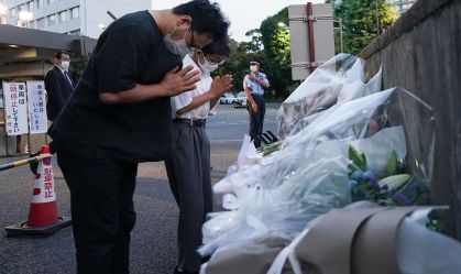 Em luto por Abe, coalizão governista garante vitória em eleições no Japão