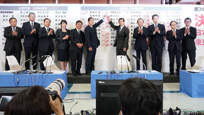 Ao centro, Fumio Kishida, primeiro-ministro do Japão e presidente do Partido Liberal Democrático (LDP), colocam uma rosa no nome de um candidato do LDP, junto dos executivos de seu partido para indicar uma vitória na eleição da Câmara Alta, na sede do partido em Tóquio, Japã / Anadolu Agency via Getty Images