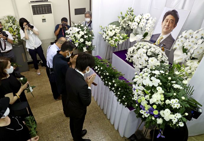 Investigação do governo japonês foi desencadeada após o assassinato do ex-primeiro-ministro Shinzo Abe, quando atirador afirmou que mirou contra Abe porque acreditava que ele estava associado à igreja que teria falido sua família após doações excessivas / Kyodo News via Getty Images