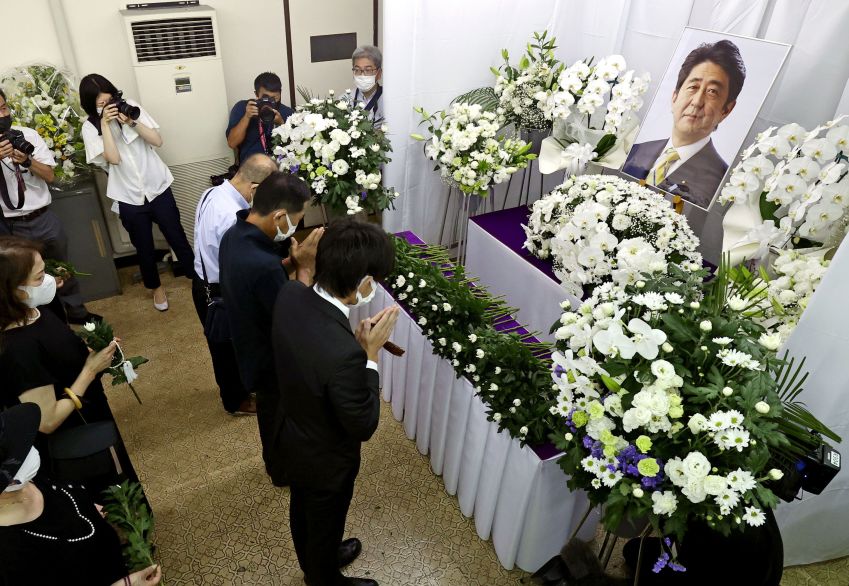 Investigação do governo japonês foi desencadeada após o assassinato do ex-primeiro-ministro Shinzo Abe, quando atirador afirmou que mirou contra Abe porque acreditava que ele estava associado à igreja que teria falido sua família após doações excessivas / Kyodo News via Getty Images