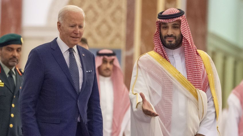 O presidente dos EUA, Joe Biden, sendo recebido pelo príncipe herdeiro da Arábia Saudita, Mohammed bin Salman, no Alsalam Royal Palace em Jeddah, Arábia Saudita em 15 de julho de 2022 / Royal Court of Saudi Arabia / Handout/Anadolu Agency via Getty Images