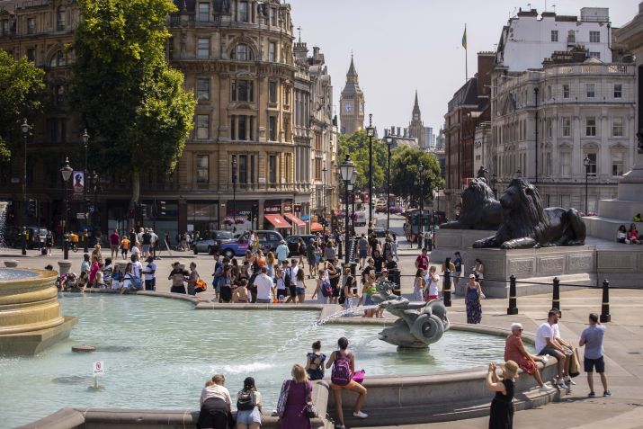 Pessoas se refrescam perto da fonte da Trafalgar Square durante onda de calor que atingiu Londres, no Reino Unido, em 18 de julho de 2022 / Anadolu Agency via Getty Images