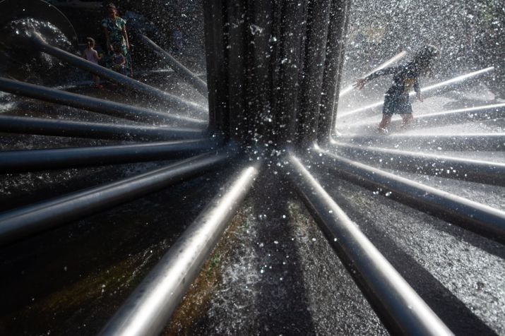 Um menino se refresca com água em uma fonte de água durante a onda de calor que continua em Colônia, Alemanha / Ying Tang/NurPhoto /Getty Images