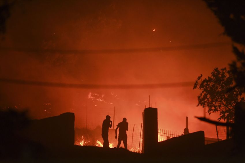 Bombeiros operam enquanto um incêndio florestal queima o Monte Penteli, em Atenas, na Grécia, em 19 de julho de 2022 / Dimitris Lampropoulos/Anadolu Agency via Getty Images