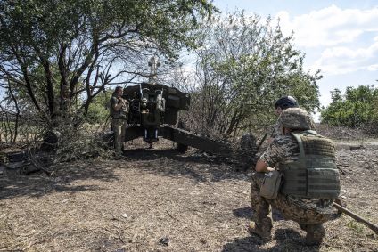 Artilharia ucraniana no centro de montagem militar verifica as armas e equipamentos especiais para prepará-los antes de irem para suas funções na linha de frente em Kherson, Ucrânia, em 15 de julho de 2022