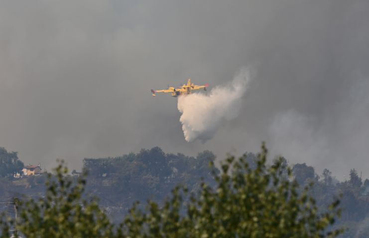 Avião intervem em incêndio florestal que despontou na região de Massarosa e Bozzano di Lucca, na Toscana, na Itália, em 20 de julho de 2022 / Carlo Bressan/Anadolu Agency via Getty Images