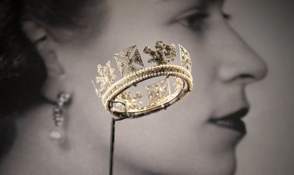 Joias da Rainha Elizabeth são expostas no Palácio de Buckingham celebrando o Jubileu