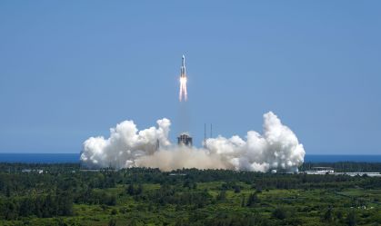 Toneladas de restos do foguete chinês caem no oceano, diz Comando Espacial dos EUA