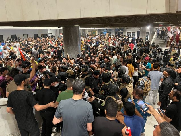 Forças de segurança montam guarda enquanto manifestantes iraquianos invadem a zona verde fortificada para protestar contra a candidatura de Mohammed al-Sudani a primeiro-ministro e 2022, que foi indicado por uma coalizão de grupos xiitas próximos ao Irã. • Anadolu Agency via Getty Images
