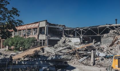 Escombro de prédio atingido por ataques russos na Ucrânia