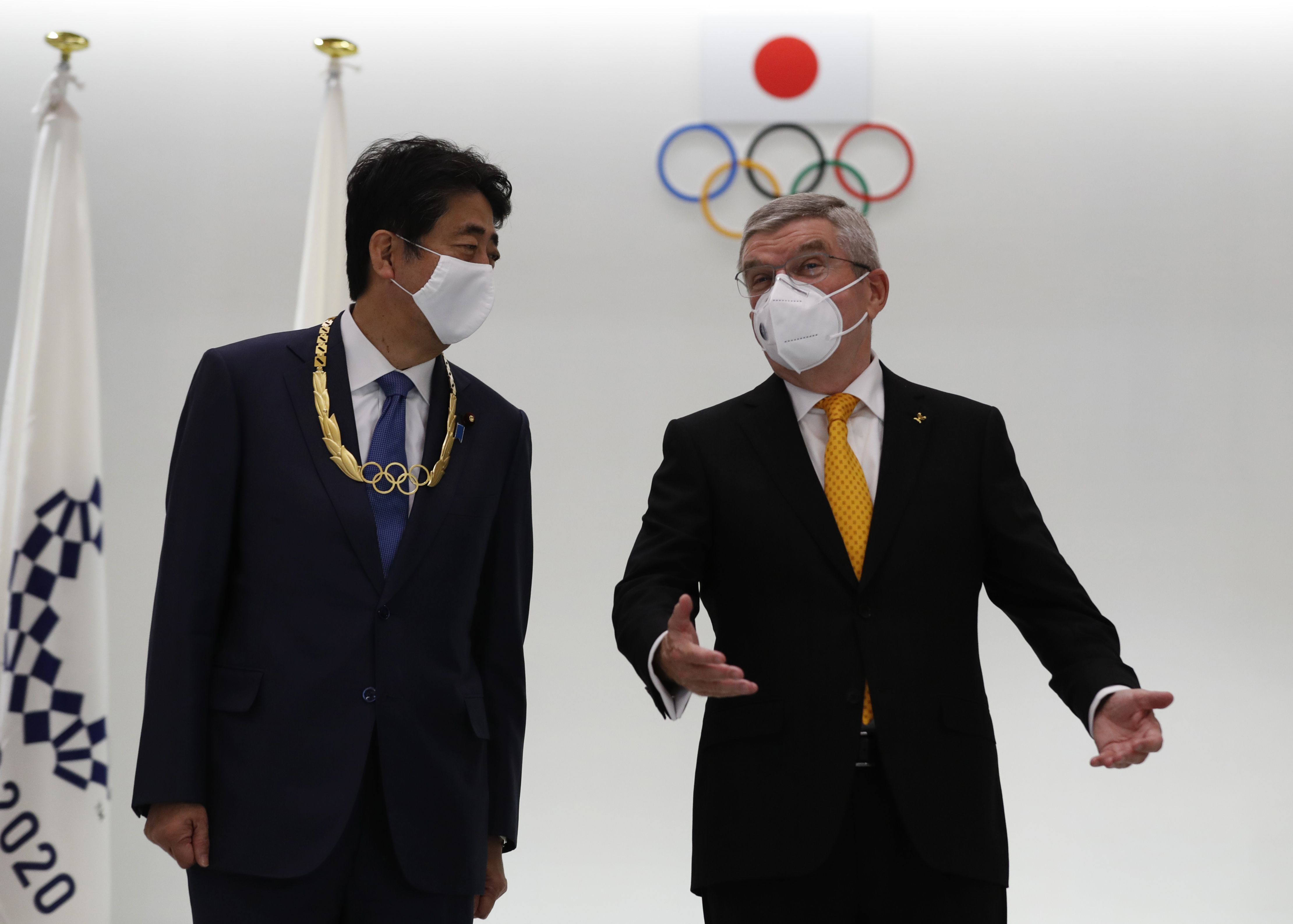 Shinzo Abe com o presidente do Comitê Olímpico Internacional (COI), Thomas Bach. / Getty Images