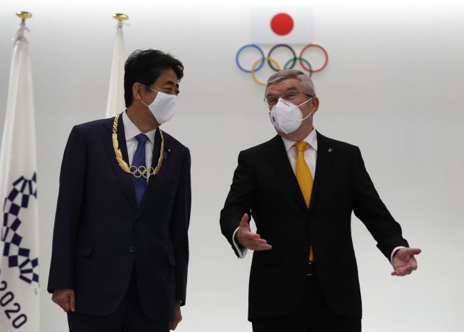 Shinzo Abe com o presidente do Comitê Olímpico Internacional (COI), Thomas Bach. / Getty Images