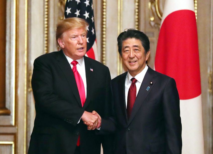 Ex-presidente americano Donald Trump é recebido em Tóquio por Shinzo Abe / Gamma-Rapho via Getty Images