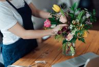 Como as flores são usadas estrategicamente pelos supermercados