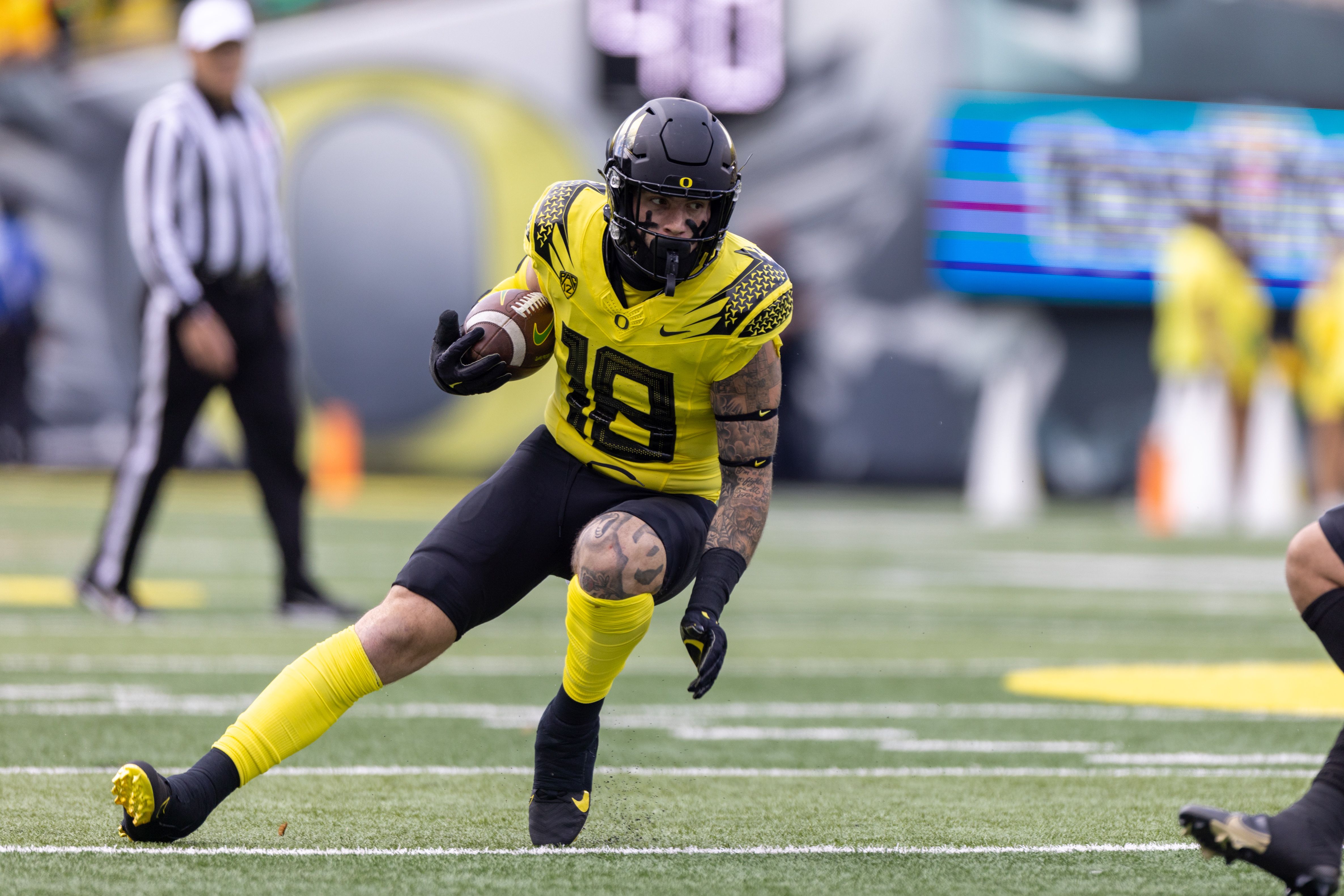 Spencer Webb do Oregon Ducks corre com a bola contra o Colorado Buffaloes no Autzen Stadium em 30 de outubro de 2021 em Eugene, Oregon
