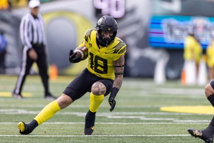 Spencer Webb do Oregon Ducks corre com a bola contra o Colorado Buffaloes no Autzen Stadium em 30 de outubro de 2021 em Eugene, Oregon