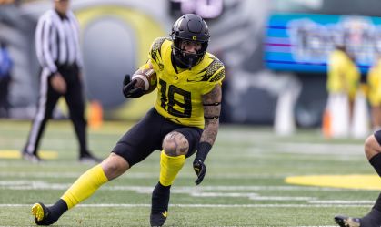 Spencer Webb do Oregon Ducks corre com a bola contra o Colorado Buffaloes no Autzen Stadium em 30 de outubro de 2021 em Eugene, Oregon