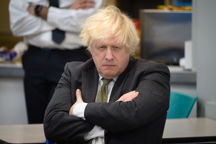 Boris Johnson em conversa com membros da Polícia Metropolitana, em Uxbridge, na Inglaterra, em dezembro de 2021. / Leon Neal/Getty Images
