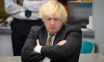 Boris Johnson esquece documento e não consegue votar em eleições do Reino Unido