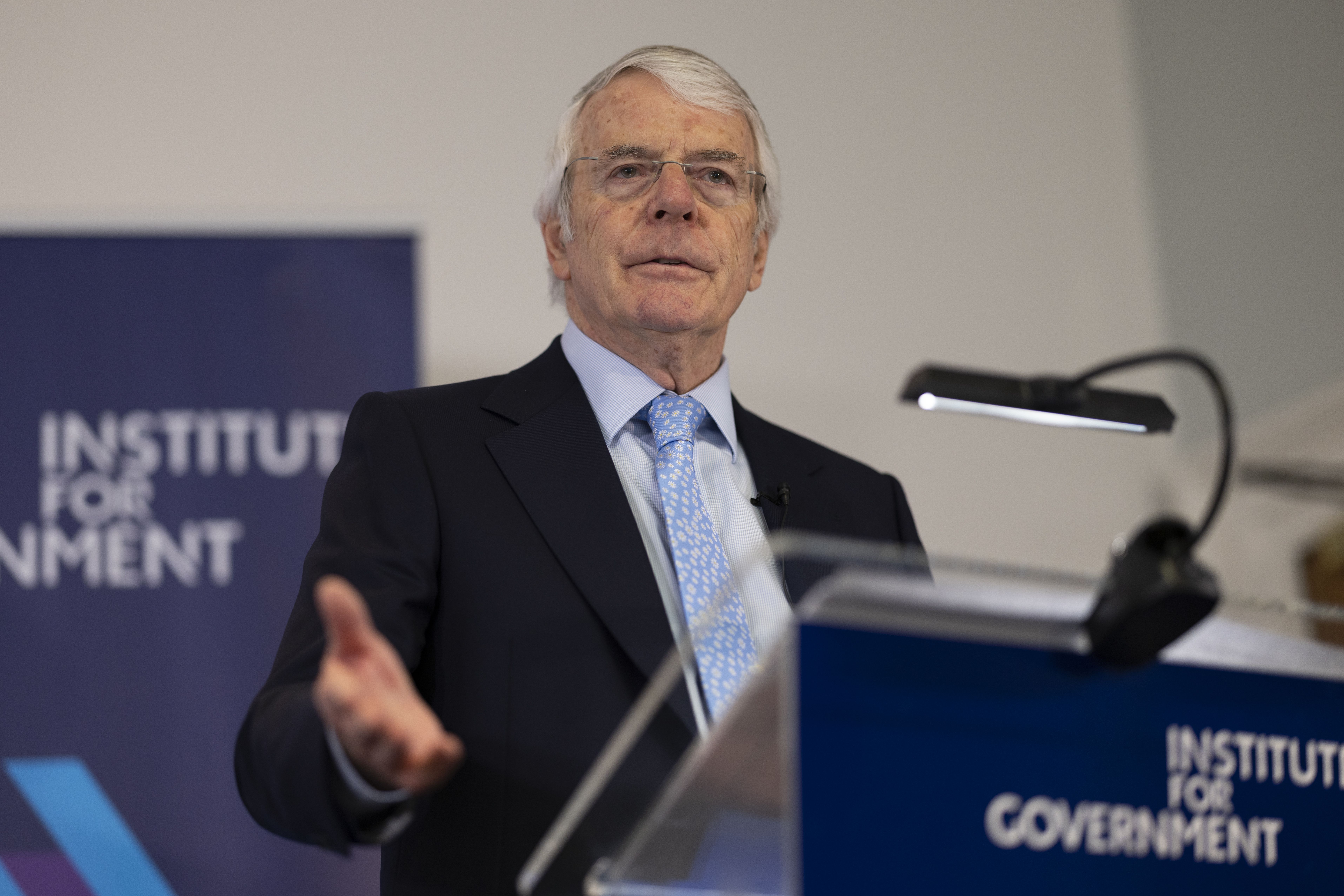 Sir John Major, primeiro-ministro britânico entre os anos de 1990 e 1997. Sucedeu Margaret Thatcher. / Photo by Dan Kitwood/Getty Images