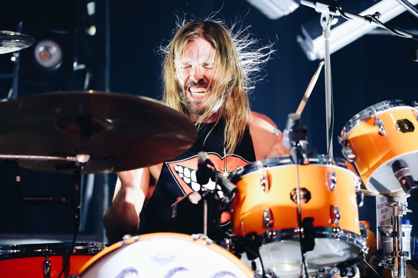 Taylor Hawkins em apresentação do Foo Fighters em fevereiro de 2022. / Rich Fury/Getty Images