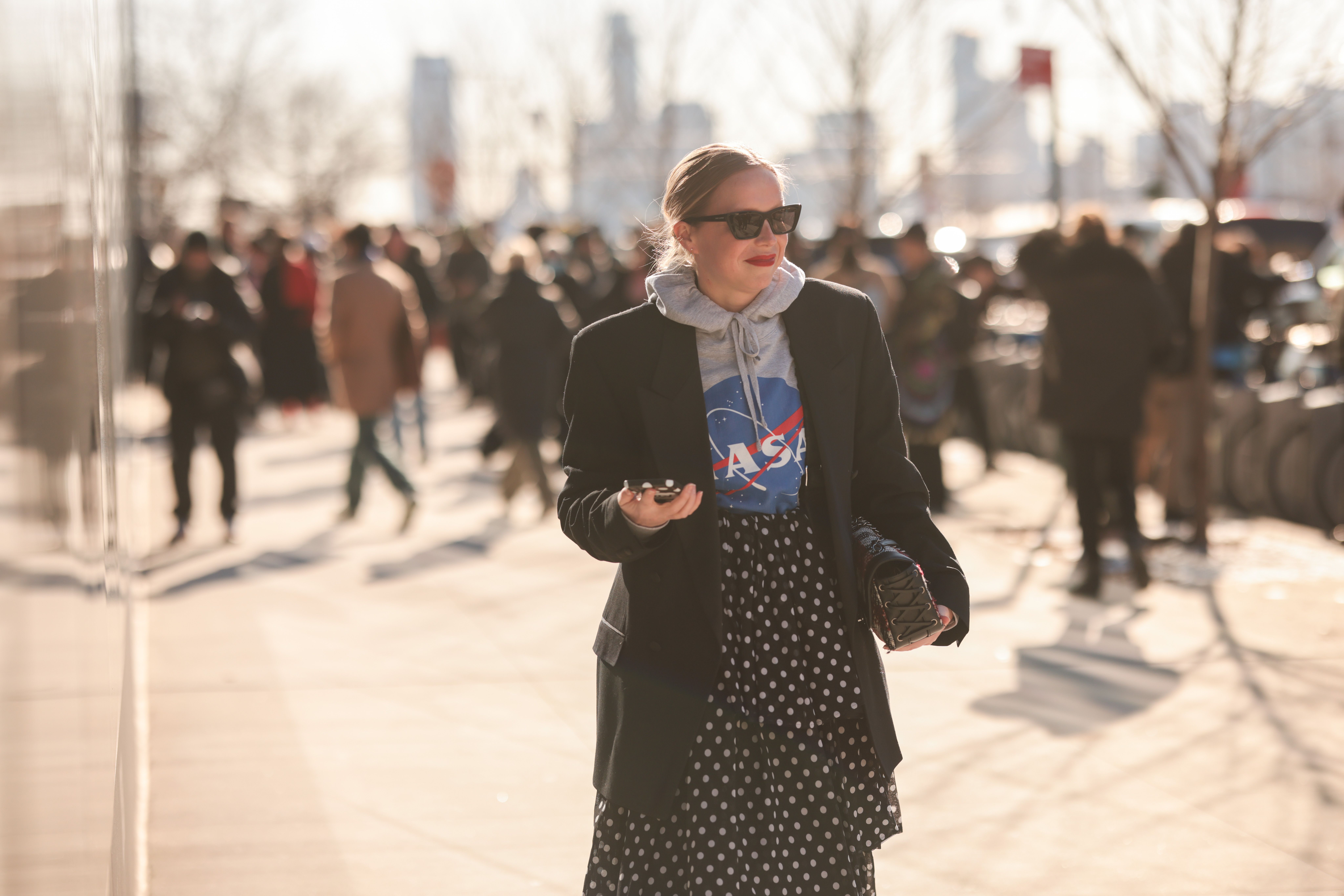 Chloe King usa moletom estampado com logo da Nasa na Semana de Moda de Nova York / Getty Images