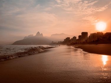 Uma tarde no Arpoador vendo o pôr do sol e as ondas quebrando com vista para Ipanema, Leblon e as montanhas do Rio de Janeiro