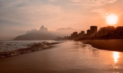 Uma tarde no Arpoador vendo o pôr do sol e as ondas quebrando com vista para Ipanema, Leblon e as montanhas do Rio de Janeiro