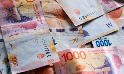 Nota argentina de mil pesos tem menor poder aquisitivo dentre 10 países, diz estudo