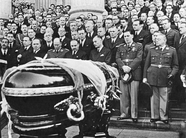 Funeral de Eva Perón em 1952, após sua morte por um câncer de colo do útero / Archive Photos/Getty Images