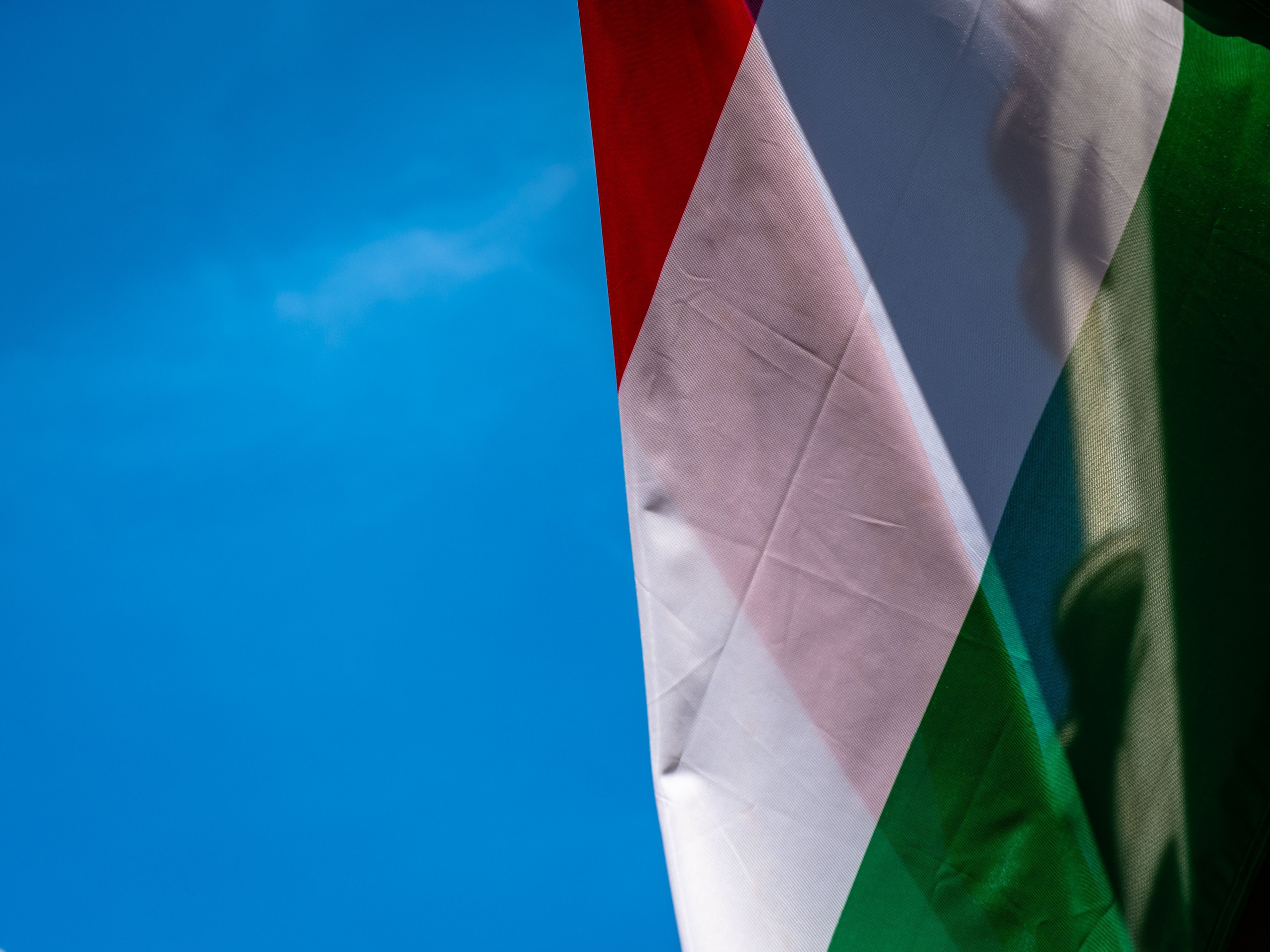 Close-up da bandeira húngara fora do edifício de estilo da embaixada do governo. Peça conceito para diplomacia, cooperação, soberania, conflito e relações internacionais
