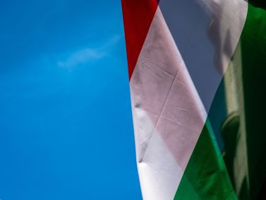 Close-up da bandeira húngara fora do edifício de estilo da embaixada do governo. Peça conceito para diplomacia, cooperação, soberania, conflito e relações internacionais