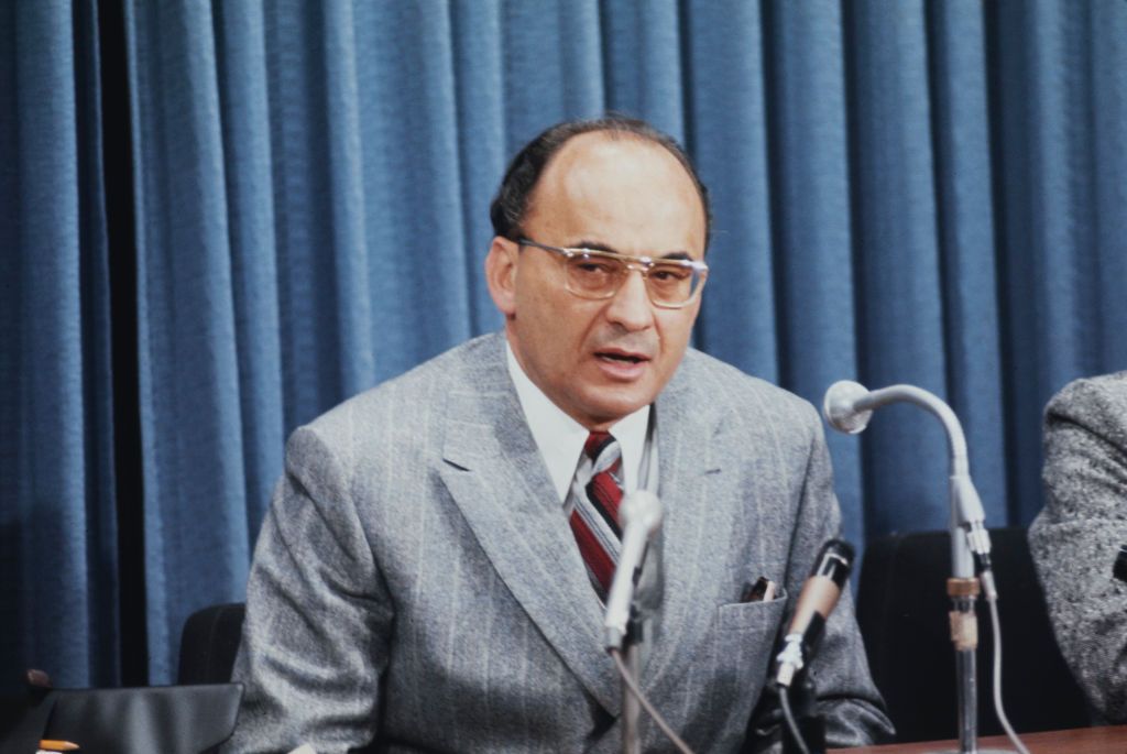 O político mexicano Luis Echeverria, enquanto presidente do México, falando em uma coletiva de imprensa em Ottawa, Ontário, Canadá, 2 de abril de 1973