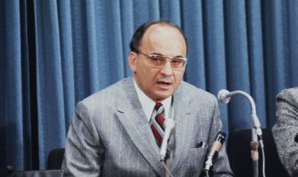 O político mexicano Luis Echeverria, enquanto presidente do México, falando em uma coletiva de imprensa em Ottawa, Ontário, Canadá, 2 de abril de 1973