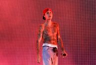 Justin Bieber vai retomar turnê após suspensão por paralisia facial