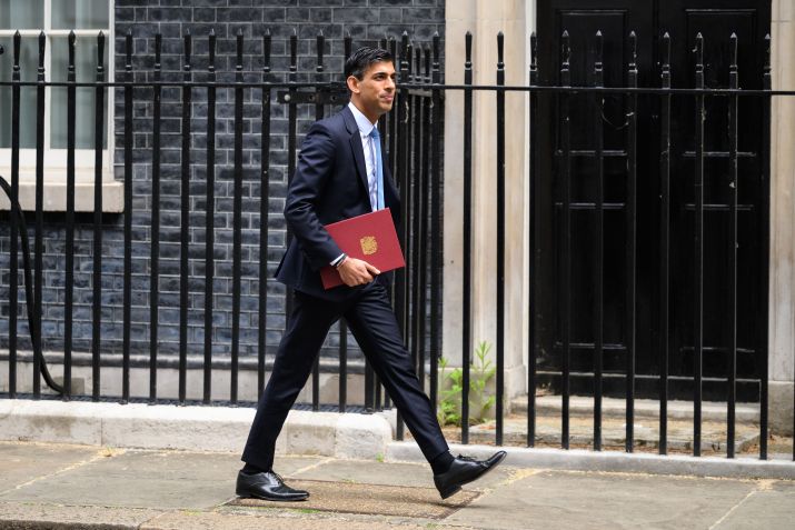 Chanceler britânica Rishi Sunak deixa Downing Street após reunião, em 26 de maio de 2022. / Leon Neal/Getty Images