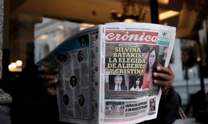 "Silvina Batakis é escolhida de Alberto e Cristina", diz manchete de jornal de 04 de julho de 2022, em Buenos Aires. Em meio a uma crise política e incerteza econômica, o presidente Fernández nomeou Batakis no domingo para substituir Martín Guzmán