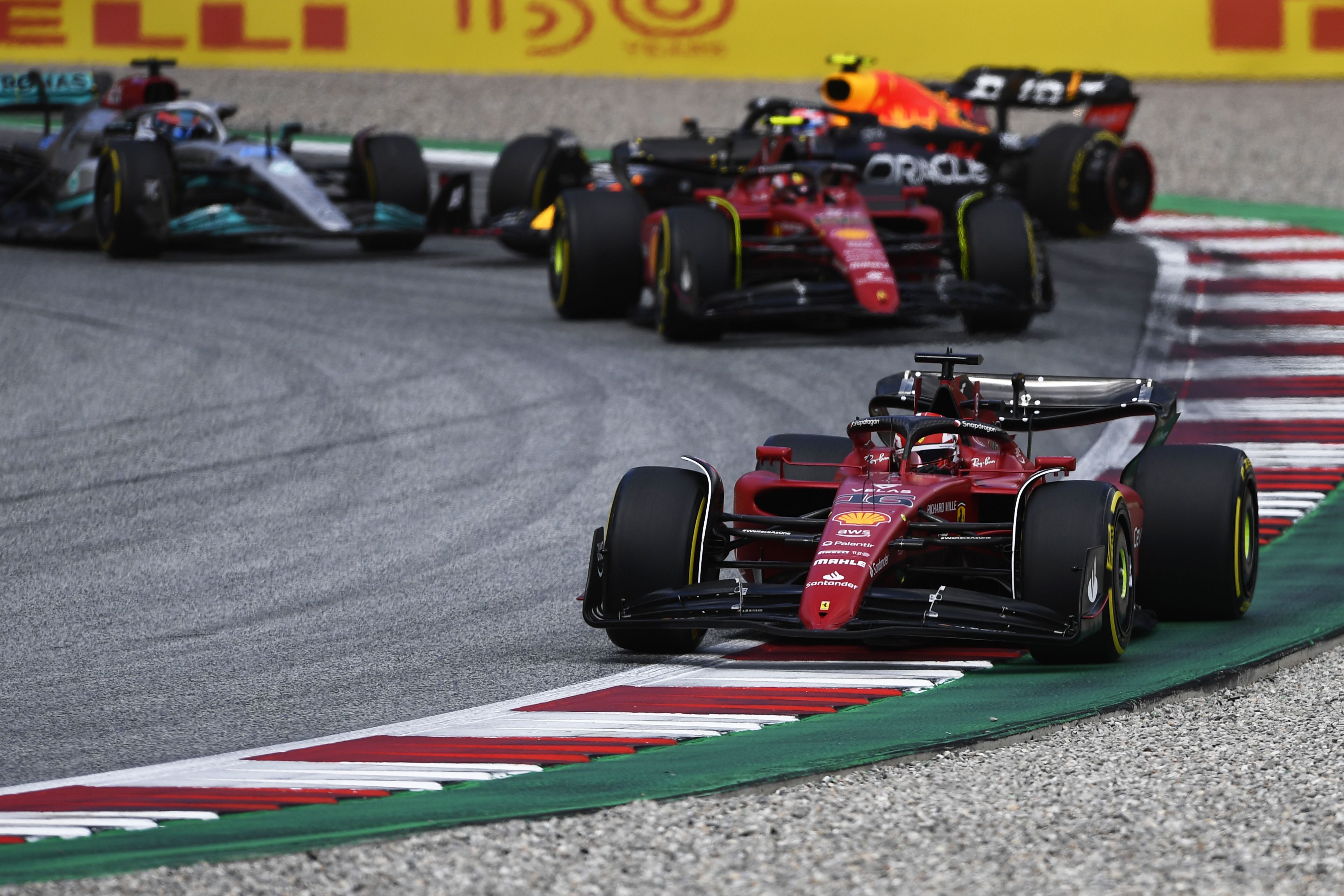 Charles Leclerc, da Ferrari, liderando o GP da Áustria, em julho de 2022. / Rudy Carezzevoli - Fórmula 1/Fórmula 1 via Getty Images