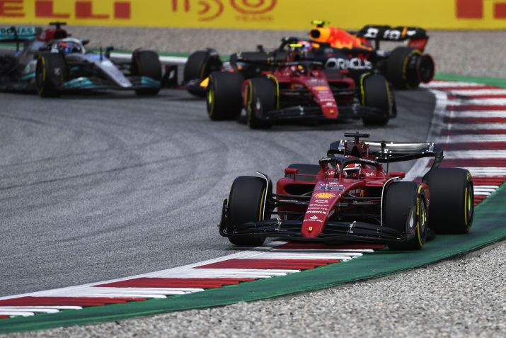Charles Leclerc, da Ferrari, liderando o GP da Áustria, em julho de 2022. / Rudy Carezzevoli - Fórmula 1/Fórmula 1 via Getty Images