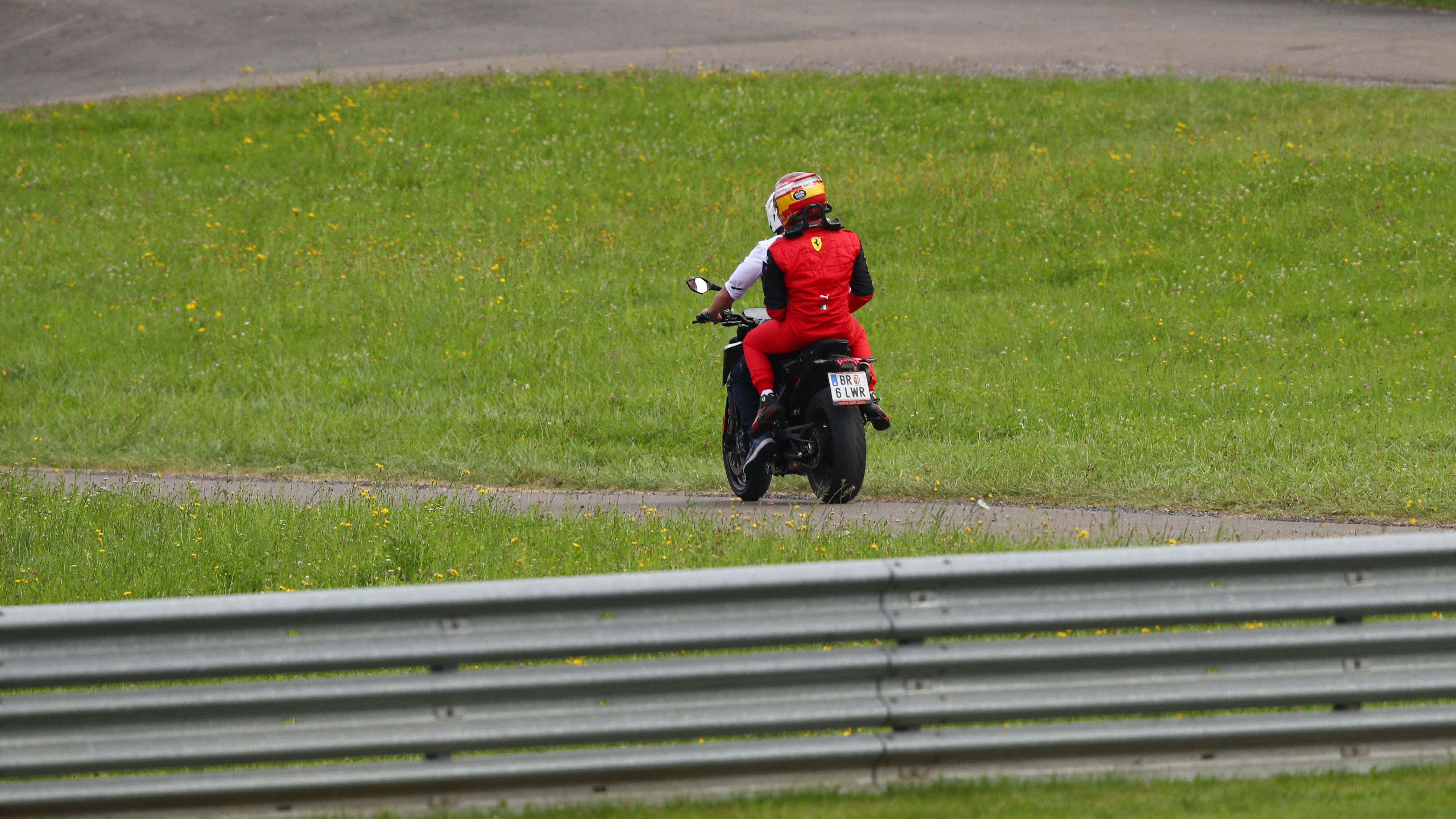 Carlos Sainz é levado de volta ao paddock após abandonar o GP da Áustria. / Formula 1 via Getty Images