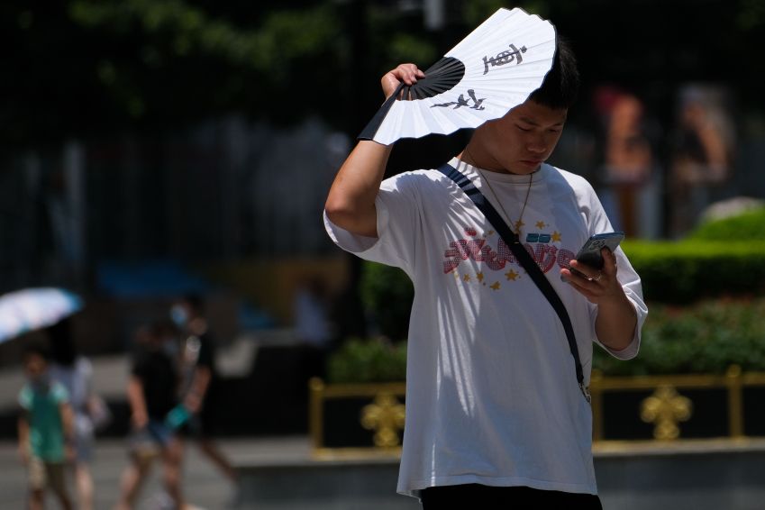 Homem se protege do sol durante onda de calor na China / He Penglei/China News Service via Getty Images
