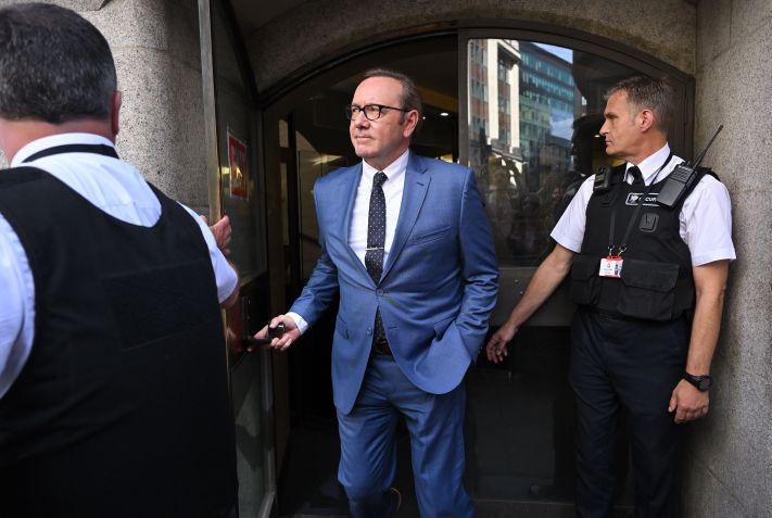 O ator Kevin Spacey deixa o Tribunal Criminal Central de Old Bailey em 14 de julho de 2022 em Londres, Inglaterra. / Karwai Tang/WireImage
