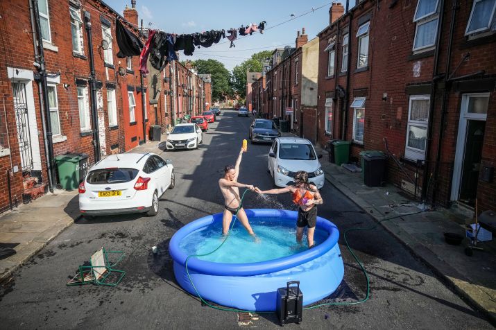 Moradores dão um mergulho em uma piscina para se refrescar do lado de fora de sua casa em 19 de julho de 2022 em Leeds, Reino Unido. / Getty Images