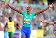 Alison dos Santos é campeão mundial dos 400m com barreira