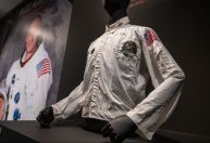 Jaqueta usada por Buzz Aldrin, 2° homem a pisar na Lua, é vendida por R$ 14,6 milhões